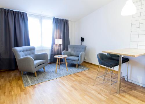 a living room with two chairs and a table at Simloc Hotel Drottninggatan in Arjeplog