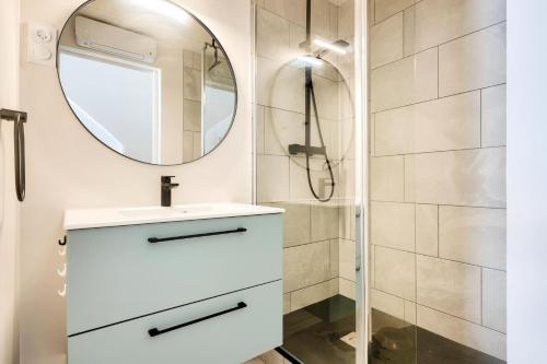 une salle de bain avec un lavabo et un miroir dans l'établissement Résidence Le Tourmalet - maeva Home - Studio au pied des pistes 4 personnes - Prestige - super Home MAE-9931, à La Mongie