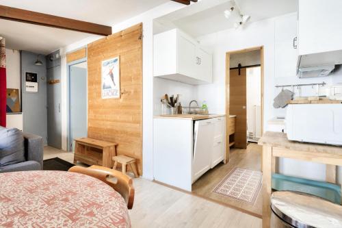 un petit appartement avec une cuisine et un salon dans l'établissement Résidence Bero Bisto - maeva Home - Appartement vue montagne 2 pièces 5 personnes - Confort - super Home MAE-1121, à La Mongie