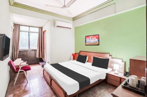 Postel nebo postele na pokoji v ubytování Super Hotel O Jamalpur Ahmedabad Formerly Hotel Peace