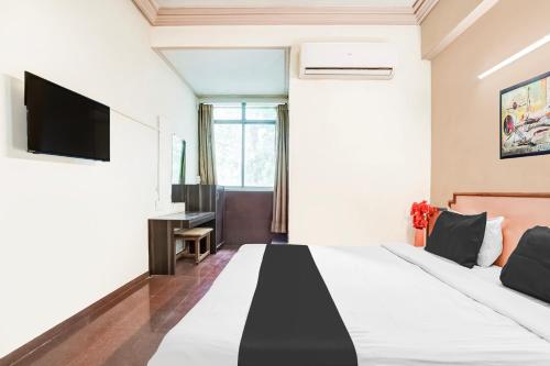 Postel nebo postele na pokoji v ubytování Super Hotel O Jamalpur Ahmedabad Formerly Hotel Peace