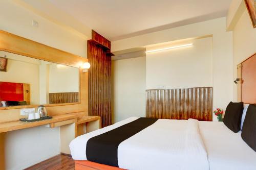 a hotel room with a bed and a sink at Townhouse Fateh Sagar Formerly Vatika Inn in Udaipur