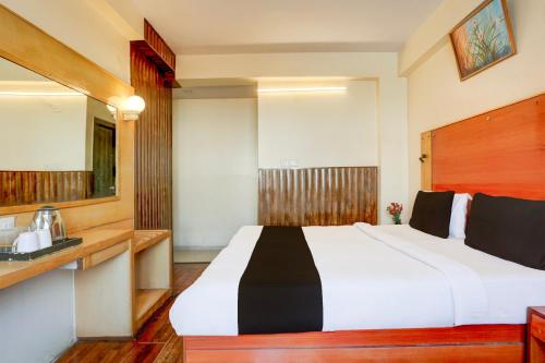 a bedroom with a large bed in a room at Townhouse Fateh Sagar Formerly Vatika Inn in Udaipur