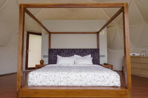 Postel nebo postele na pokoji v ubytování Breathe Resorts and Villas - Glamping