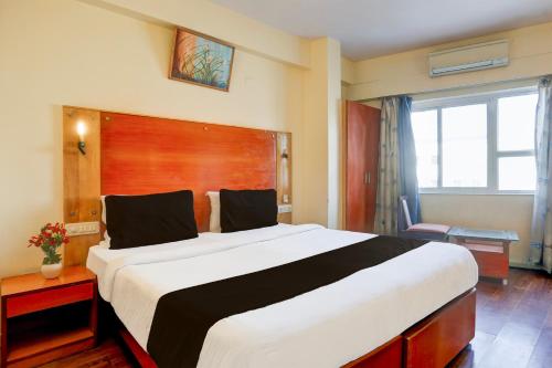 a bedroom with a large bed in a room at Townhouse Fateh Sagar Formerly Vatika Inn in Udaipur