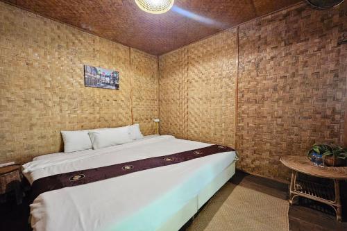 a bedroom with a large bed in a room at Mae Mae Home in Ban Tham