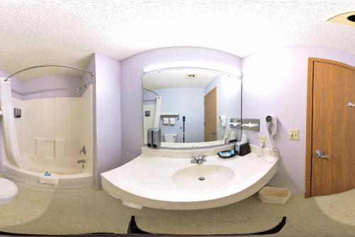 Ένα μπάνιο στο Coratel Inn & Suites by Jasper New Richmond
