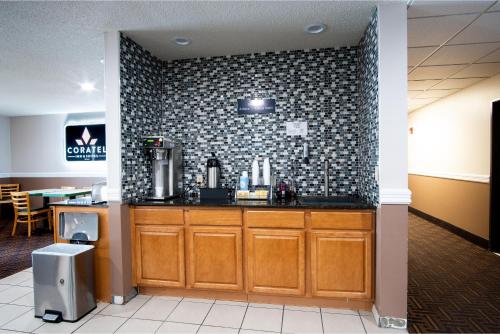 eine Bar in einem Restaurant mit einer gefliesten Wand in der Unterkunft Coratel Inn & Suites by Jasper New Richmond in New Richmond