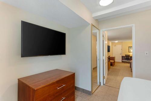TV a/nebo společenská místnost v ubytování Comfort Inn & Suites Dover near Speedway