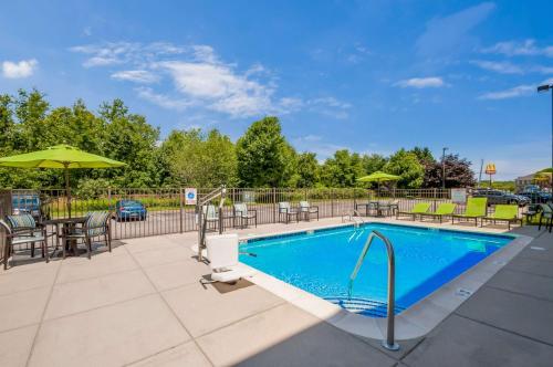 La alberca dentro o cerca de Sleep Inn & Suites Dover University Area