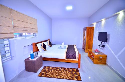 乌提Cute Corner Homestay,Ooty的一间有床和电视的卧室