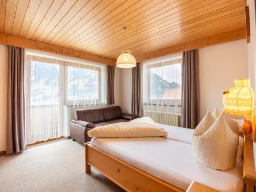 Postel nebo postele na pokoji v ubytování Chalet in Zell am Ziller near Ski Lift