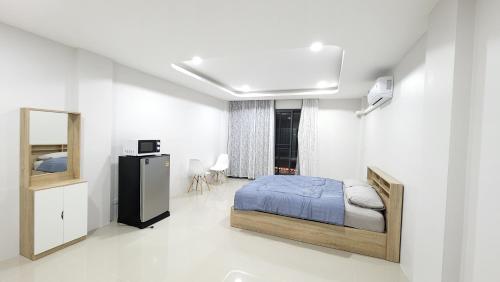 A bed or beds in a room at หลังมอ บิวตี้ อพาร์ตเมนต์