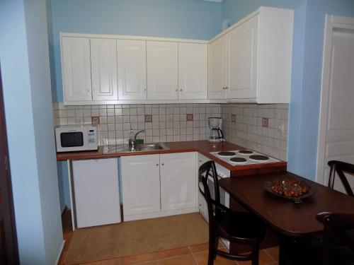 Кухня или мини-кухня в Zaggou Apartments
