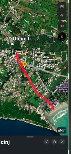 una mappa di una città con una linea rossa di Emel Apartman a Ulcinj