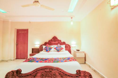 a bedroom with a large bed in a room at FabHotel Maruthi Residency - Nr Lakdikapul Metro Station in Hyderabad