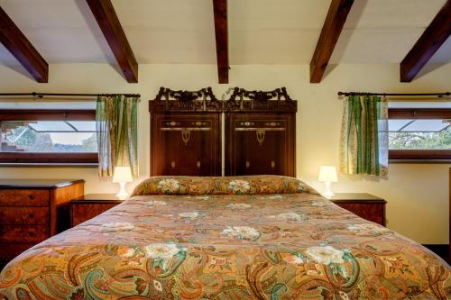 1 dormitorio con 1 cama y 2 ventanas en Domus Vini, en San Giovanni la Punta