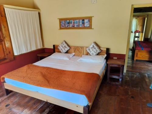 Ένα ή περισσότερα κρεβάτια σε δωμάτιο στο Kumaon deodara cottages