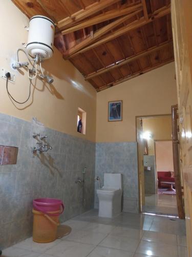 Ένα μπάνιο στο Kumaon deodara cottages