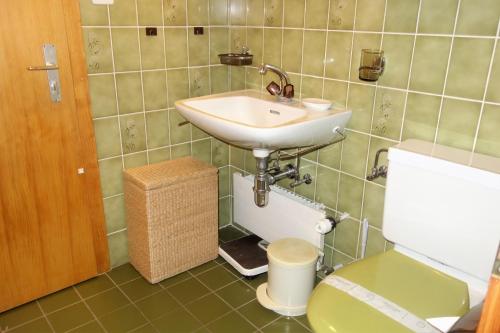 un baño con lavabo e inodoro en Iris I 023 - CONFORTABLE apartment 8 pers, en Veysonnaz