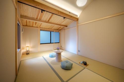 an empty room with a table and a window at Yotsuki Machiya House in Nishinotōindōri