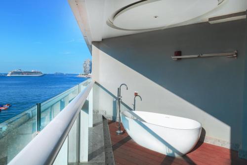 Un baño de 三亚天成中央海岸海景酒店