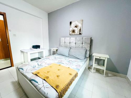 a bedroom with a bed with a yellow blanket on it at Apartment D - 3 Bedrooms in Cope