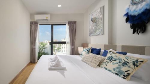 Postel nebo postele na pokoji v ubytování Entire Condo in Central City