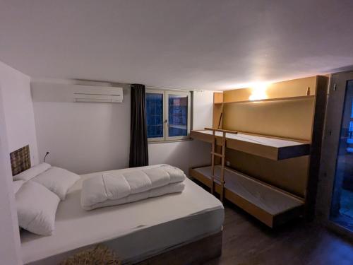 une petite chambre avec un lit et un bureau dans l'établissement La cigale et la fourmi, à Nîmes