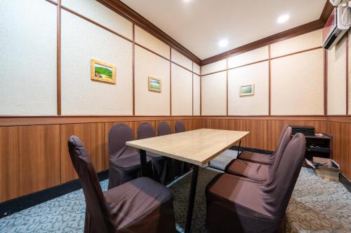 a conference room with a table and chairs at Hotel Kabo Pyeongtaek in Pyeongtaek