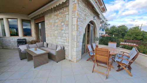Ruang duduk di Panorama Stone Villa