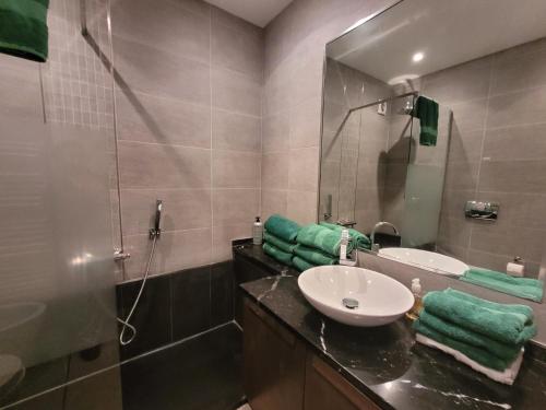 une salle de bain avec un lavabo et un miroir dans l'établissement COSY COTTAGE Private POOL, à La Turbie