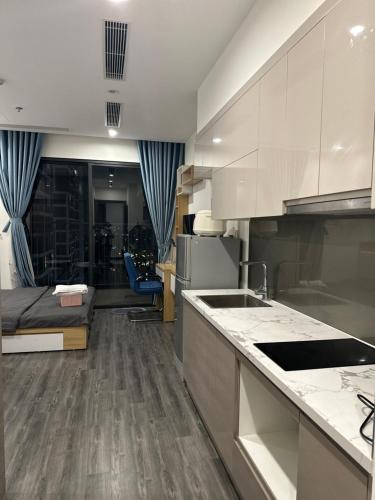 Η κουζίνα ή μικρή κουζίνα στο Zenpark R103 Vinhome Ocean park 1