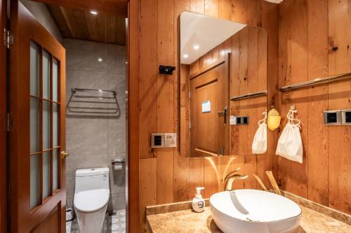 Ein Badezimmer in der Unterkunft Pillow Window & Listen to Rain Hotel Museum Branch Pingjiang Road, Suzhou