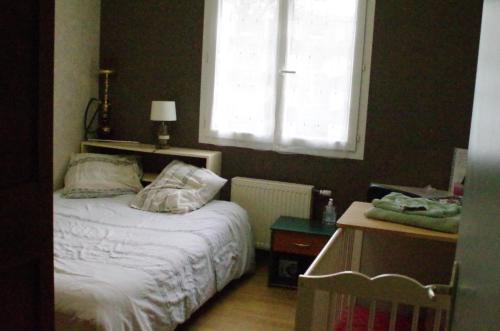 Ένα ή περισσότερα κρεβάτια σε δωμάτιο στο Chambre chez l'habitant