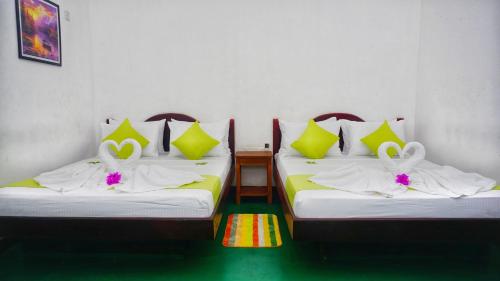 Postel nebo postele na pokoji v ubytování Sigiriya Royal Resort