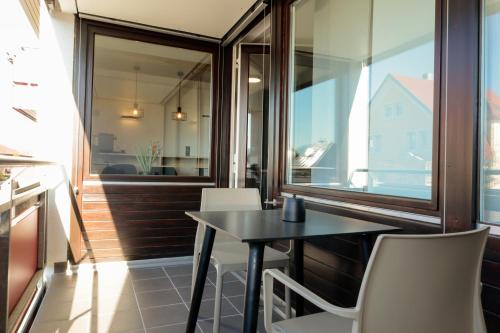 a small dining room with a table and chairs at KOCAK - Exklusives Apartment im Zentrum in Reutlingen
