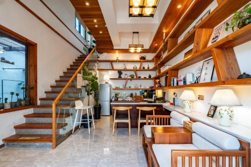 Ein Sitzbereich in der Unterkunft Pillow Window & Listen to Rain Hotel Museum Branch Pingjiang Road, Suzhou