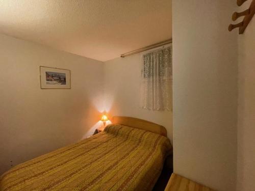 - une chambre avec un lit éclairé dans l'établissement Résidence Le Vignemale - APPARTEMENT 4-6 personnes Résidence VIGNEMALE MAE-4821, à Saint-Lary-Soulan