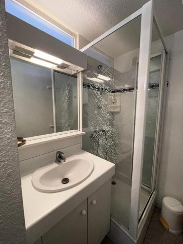 une salle de bain avec un lavabo et une douche dans l'établissement Résidence Le Vignemale - APPARTEMENT 4-6 personnes Résidence VIGNEMALE MAE-4821, à Saint-Lary-Soulan