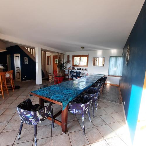 a long table and chairs in a room at Magnifique villa avec piscine intérieure in Saint-Pois