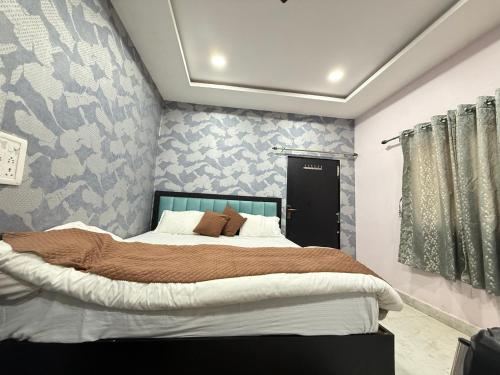 Una cama o camas en una habitación de Hotel Praatap.