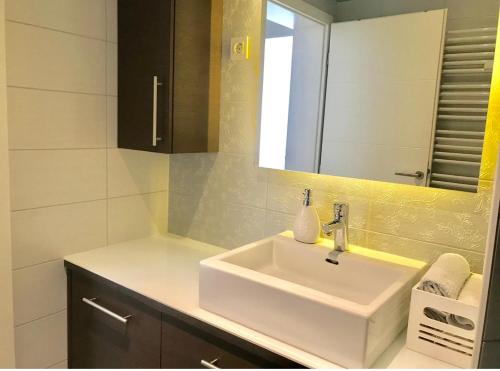 COZY PLACE NEAR BUS AND RAILWAY STATION with common kitchen, bathroom and toilet