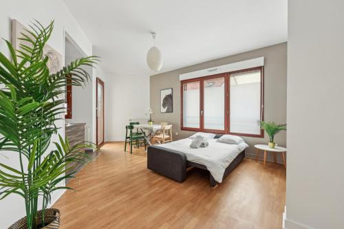a bedroom with a bed and a table and chairs at Grand Appart Rénové Paris et Disneyland 4pers in Neuilly-sur-Marne