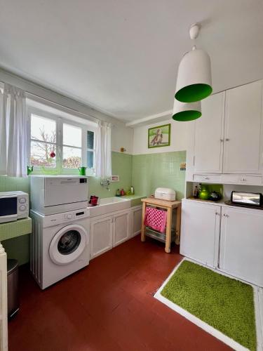 une cuisine avec une machine à laver et un lave-linge dans l'établissement Adorable et amusante maison de campagne, à La Croix-sur-Ourcq