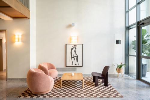 a living room with a chair and a table at master Mazeh in Tel Aviv