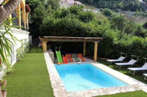 une piscine avec des chaises et un gazebo dans l'établissement COSY COTTAGE Private POOL, à La Turbie