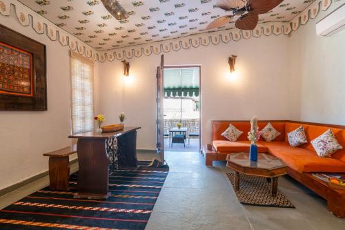 Un lugar para sentarse en Jawai Palash Resort by Alivaa