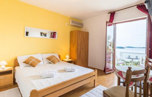 1 dormitorio con cama y vistas al océano en Guest House Račić, en Mlini