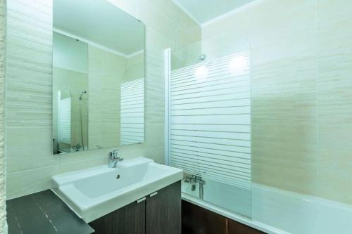 une salle de bain blanche avec un lavabo et une douche dans l'établissement Résidence Saint Jacques - Résidence LE SAINT JACQUES A N°103 MAE-5071, à La Plagne Tarentaise